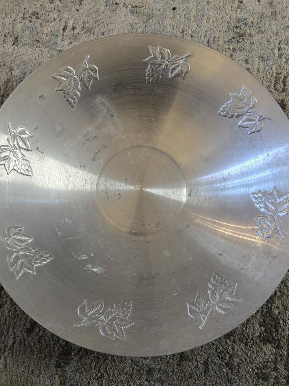 Vintage WEST BEND Aluminum Bowl Embossed Grapes and Leaves Pattern 14 in USA